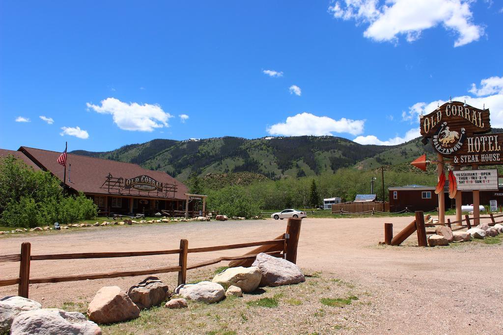 Old Corral Hotel Centennial エクステリア 写真