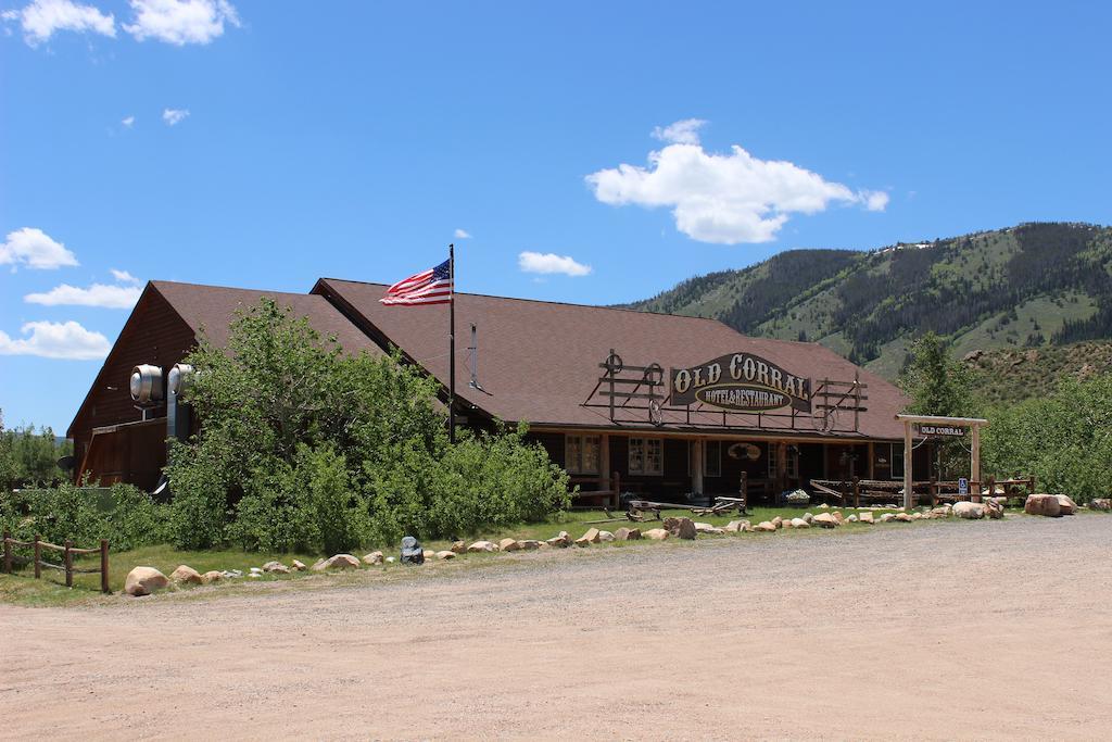 Old Corral Hotel Centennial エクステリア 写真