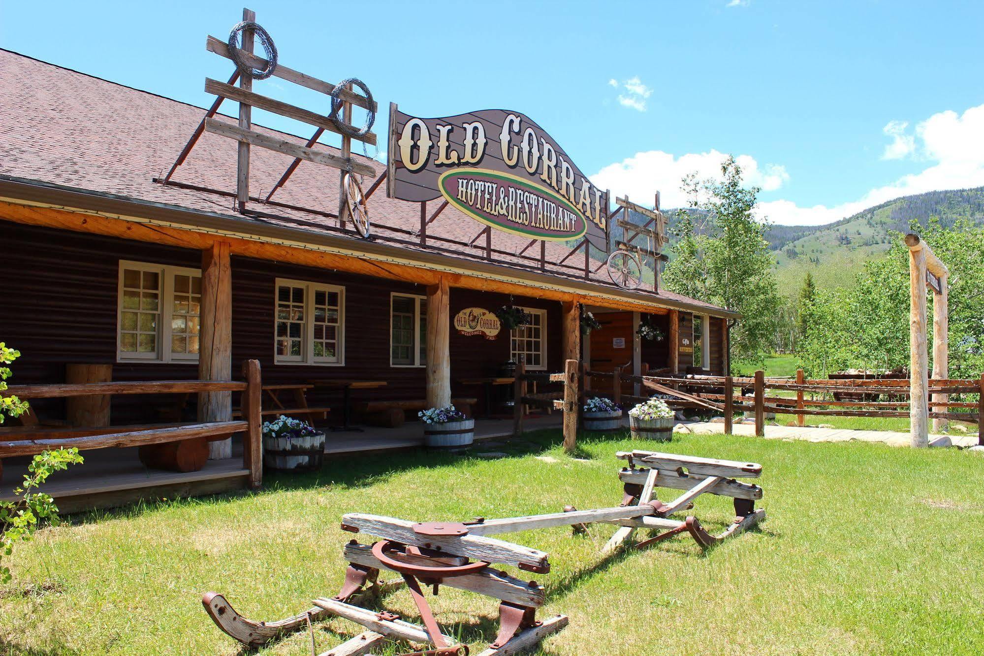 Old Corral Hotel Centennial エクステリア 写真